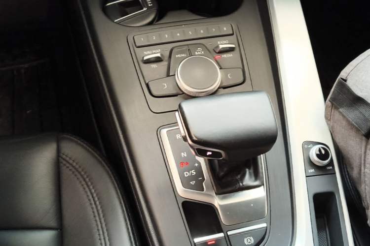 Used Audi A4L 2018 30th Anniversary Edition 40 TFSI Trendy Model Gear Lever