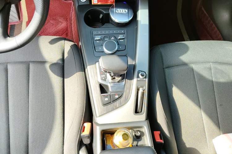 Used Audi A4L 2018 30th Anniversary Edition 40 TFSI Trendy Model Gear Lever