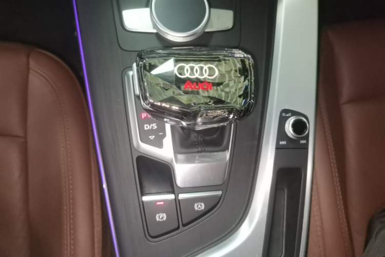 Used Audi A4L 2018 30th Anniversary Edition 40 TFSI Fashion Model Gear Lever