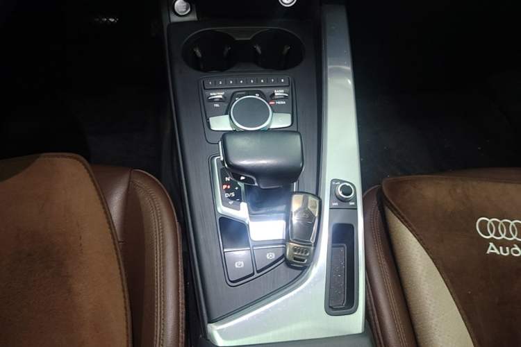Used Audi A4L 2018 30th Anniversary Edition 40 TFSI Fashion Model Gear Lever