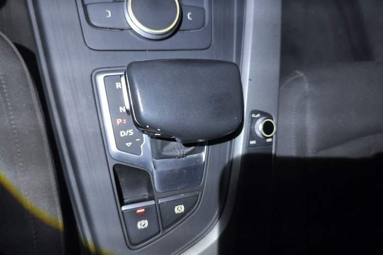 Used Audi A4L 2018 30th Anniversary Edition 40 TFSI Trendy Model Gear Lever