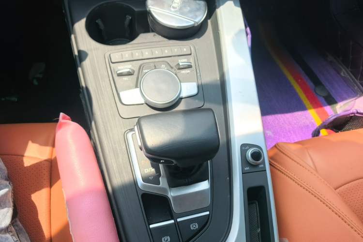 Used Audi A4L 2018 30th Anniversary Edition 40 TFSI Fashion Model Gear Lever