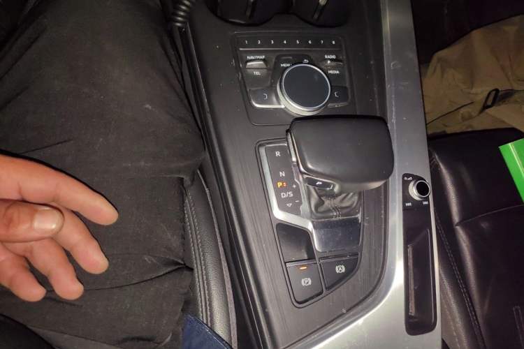 Used Audi A4L 2018 30th Anniversary Edition 40 TFSI Fashion Model Gear Lever