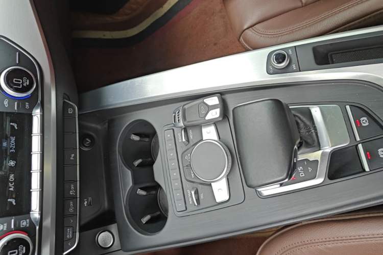 Used Audi A4L 2018 30th Anniversary Edition 40 TFSI Fashion Model Gear Lever