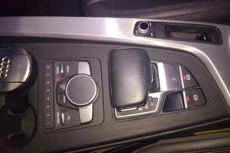Used Audi A4L 2018 30th Anniversary Edition 40 TFSI Fashion Model Gear Lever