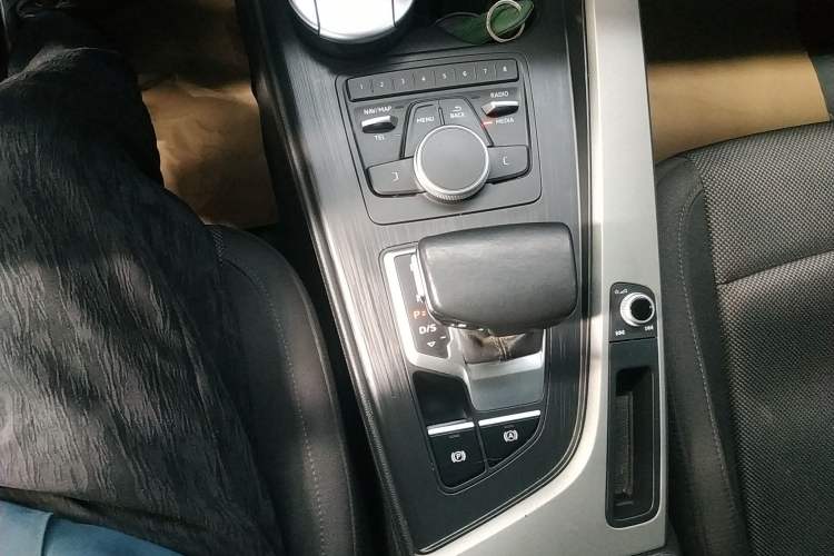 Used Audi A4L 2018 30th Anniversary Edition 40 TFSI Trendy Model Gear Lever