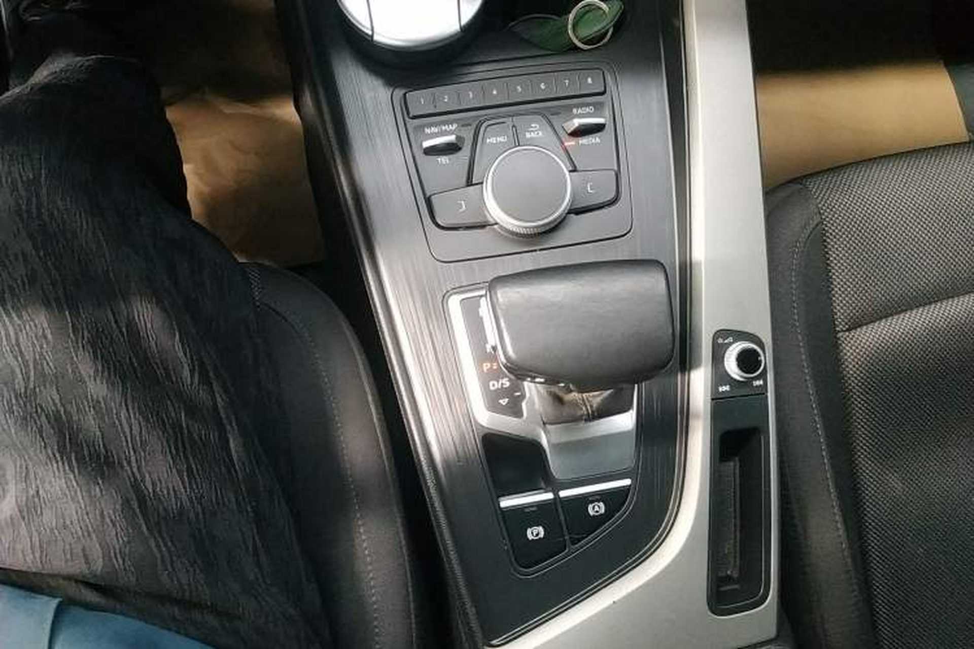 Used Audi A4L 2018 30th Anniversary Edition 40 TFSI Trendy Model Gear Lever