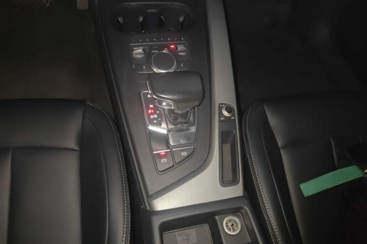 Used Audi A4L 2018 30th Anniversary Edition 40 TFSI Trendy Model Gear Lever