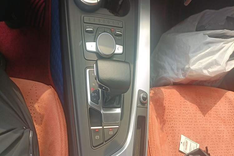 Used Audi A4L 2018 30th Anniversary Edition 40 TFSI Fashion Model Gear Lever