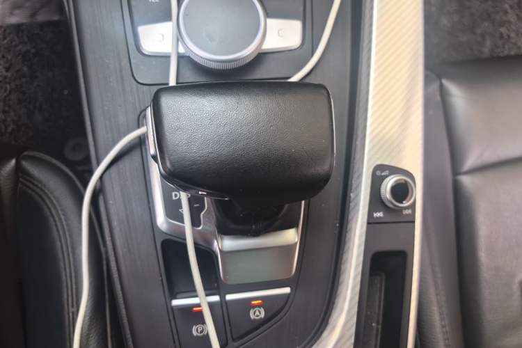 Used Audi A4L 2018 30th Anniversary Edition 40 TFSI Fashion Model Gear Lever