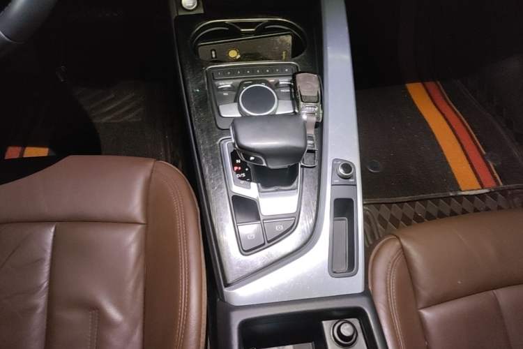 Used Audi A4L 2018 30th Anniversary Edition 40 TFSI Fashion Model Gear Lever
