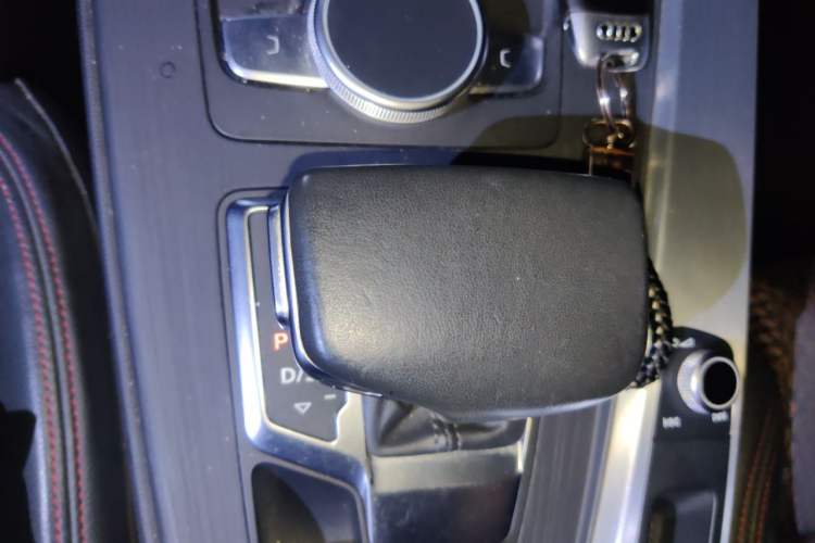 Used Audi A4L 2018 30th Anniversary Edition 45 TFSI quattro Sport model Gear Lever