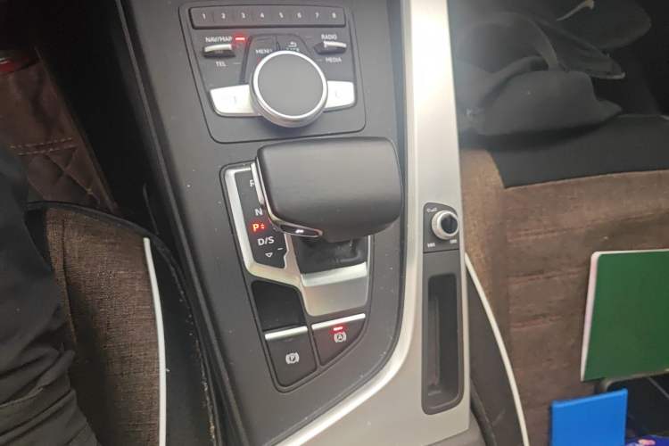 Used Audi A4L 2018 30th Anniversary Edition 40 TFSI Fashion Model Gear Lever