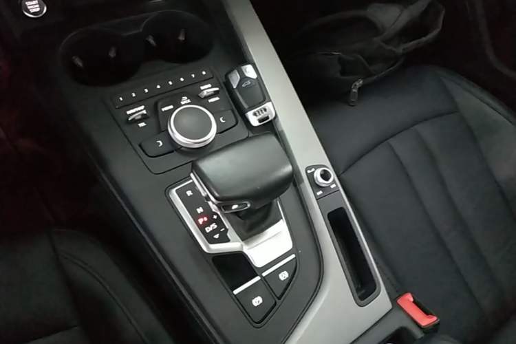 Used Audi A4L 2018 30th Anniversary Edition 40 TFSI Trendy Model Gear Lever