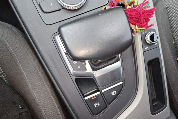 Used Audi A4L 2018 30th Anniversary Edition 40 TFSI Trendy Model Gear Lever