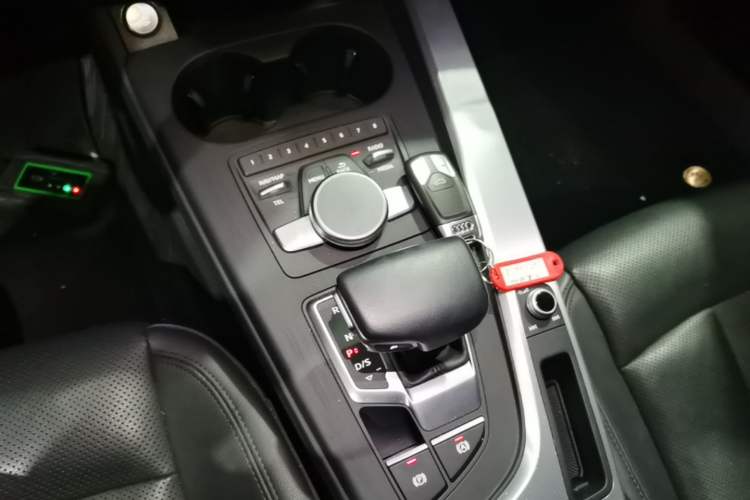 Used Audi A4L 2018 30th Anniversary Edition 40 TFSI Fashion Model Gear Lever