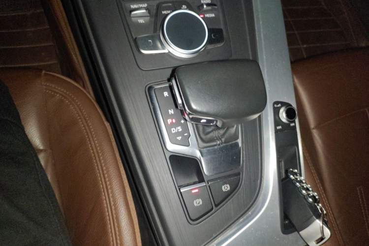 Used Audi A4L 2018 30th Anniversary Edition 40 TFSI Fashion Model Gear Lever