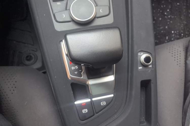 Used Audi A4L 2018 30th Anniversary Edition 40 TFSI Fashion Model Gear Lever
