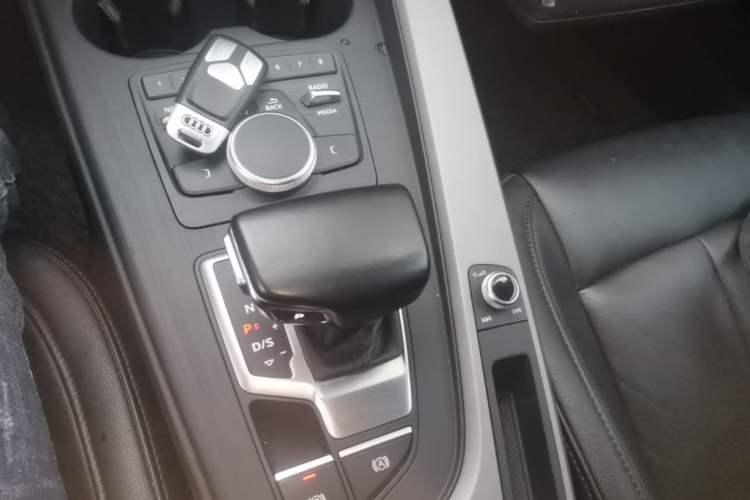 Used Audi A4L 2018 30th Anniversary Edition 40 TFSI Trendy Model Gear Lever