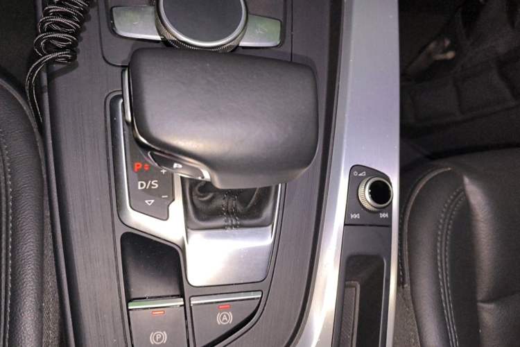 Used Audi A4L 2018 30th Anniversary Edition 40 TFSI Fashion Model Gear Lever