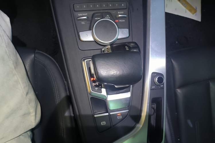 Used Audi A4L 2018 30th Anniversary Edition 40 TFSI Fashion Model Gear Lever