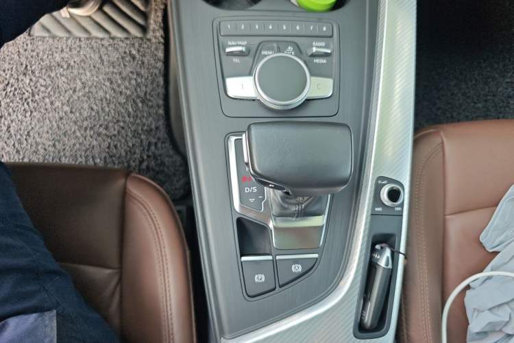 Used Audi A4L 2018 30th Anniversary Edition 40 TFSI Fashion Model Gear Lever