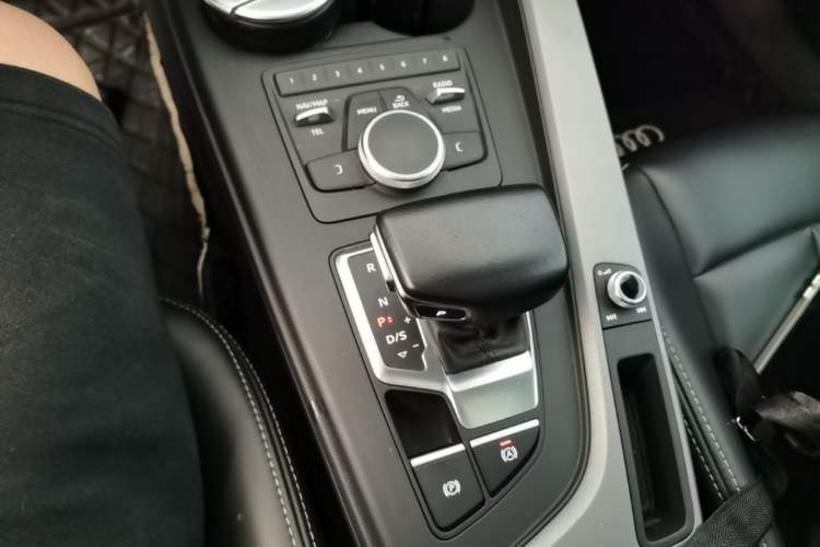 Used Audi A4L 2018 30th Anniversary Edition 40 TFSI Trendy Model Gear Lever