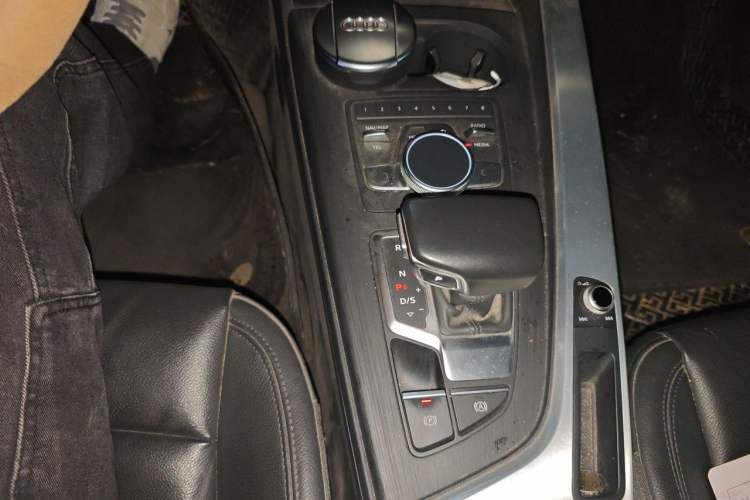 Used Audi A4L 2018 30th Anniversary Edition 40 TFSI Fashion Model Gear Lever