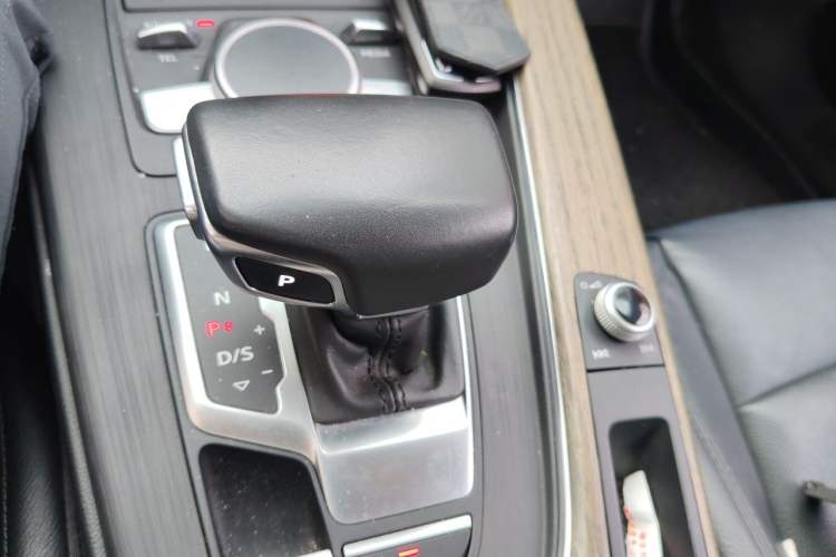 Used Audi A4L 2018 30th Anniversary Edition 40 TFSI Fashion Model Gear Lever