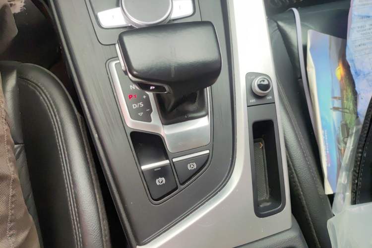 Used Audi A4L 2018 30th Anniversary Edition 40 TFSI Fashion Model Gear Lever
