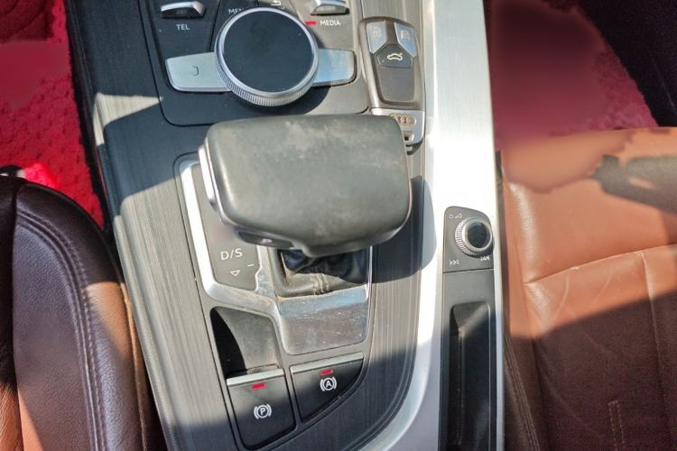 Used Audi A4L 2018 30th Anniversary Edition 40 TFSI Fashion Model Gear Lever