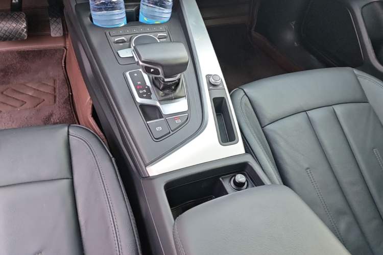 Used Audi A4L 2018 30th Anniversary Edition 40 TFSI Fashion Model Gear Lever