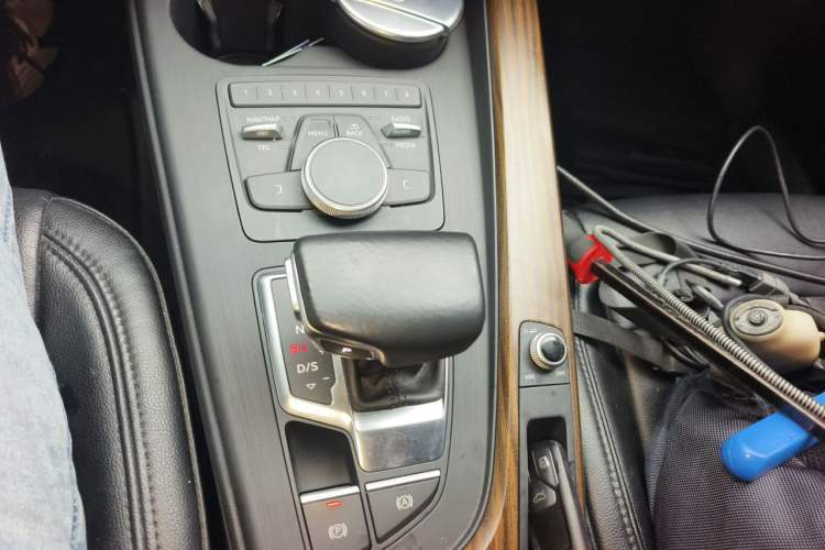 Used Audi A4L 2018 30th Anniversary Edition 40 TFSI Trendy Model Gear Lever