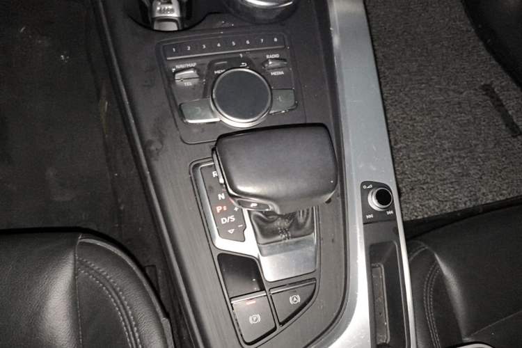 Used Audi A4L 2018 30th Anniversary Edition 40 TFSI Fashion Model Gear Lever