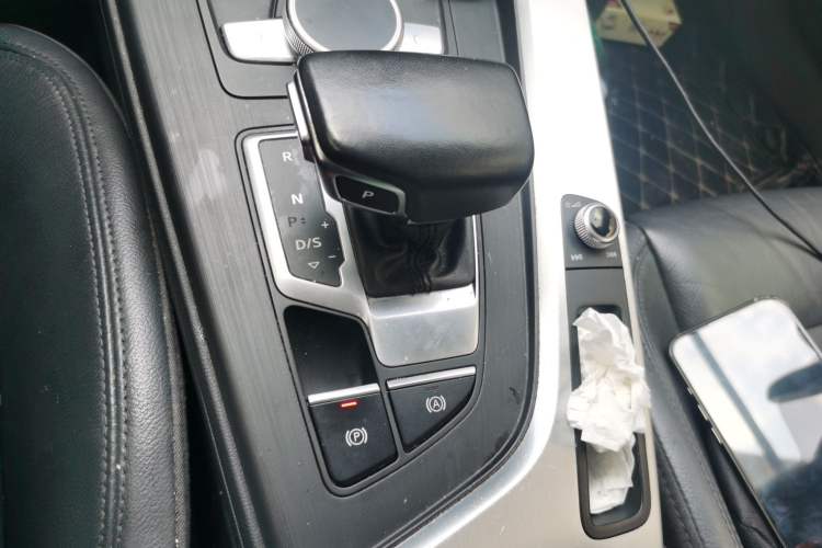 Used Audi A4L 2018 30th Anniversary Edition 45 TFSI quattro Sport model Gear Lever