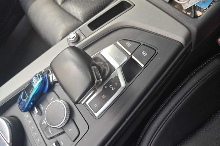 Used Audi A4L 2018 30th Anniversary Edition 40 TFSI Trendy Model Gear Lever