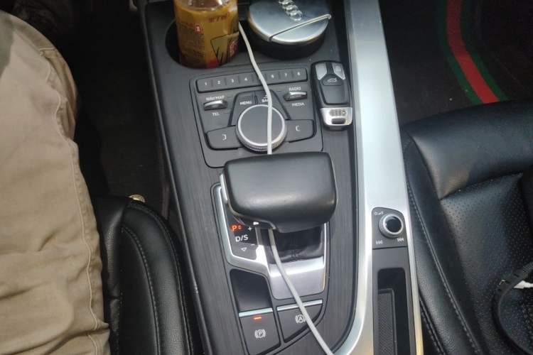 Used Audi A4L 2018 30th Anniversary Edition 40 TFSI Trendy Model Gear Lever
