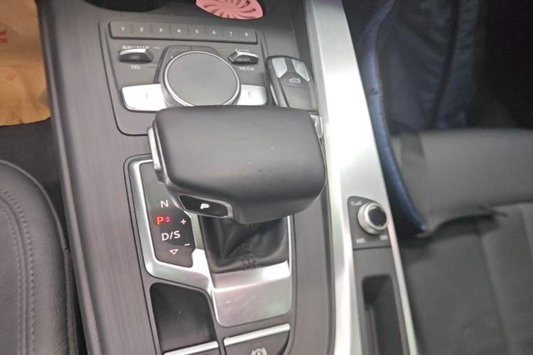 Used Audi A4L 2018 30th Anniversary Edition 40 TFSI Fashion Model Gear Lever