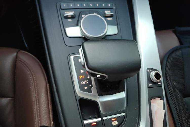 Used Audi A4L 2018 30th Anniversary Edition 40 TFSI Fashion Model Gear Lever