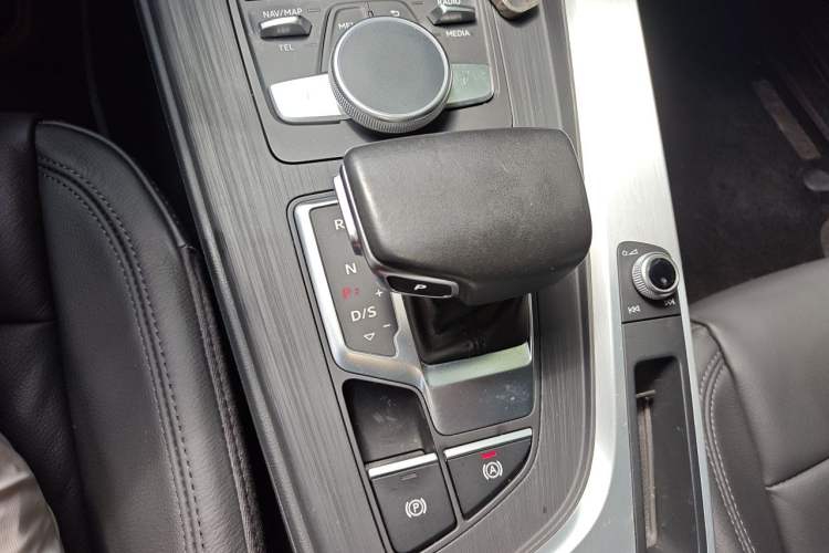 Used Audi A4L 2018 30th Anniversary Edition 40 TFSI Fashion Model Gear Lever