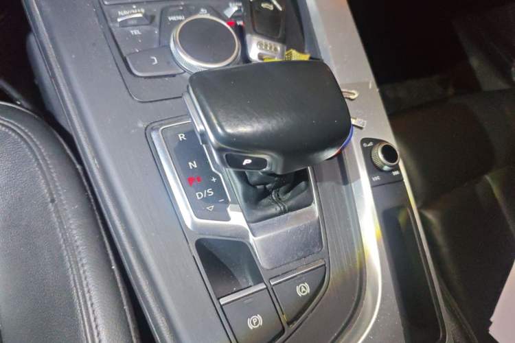Used Audi A4L 2018 30th Anniversary Edition 45 TFSI quattro Individual Sport Edition Gear Lever