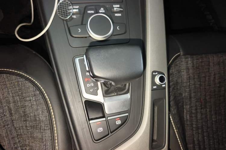 Used Audi A4L 2018 30th Anniversary Edition 40 TFSI Trendy Model Gear Lever