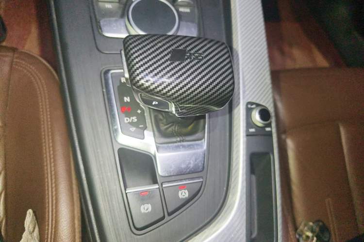 Used Audi A4L 2018 30th Anniversary Edition 40 TFSI Fashion Model Gear Lever