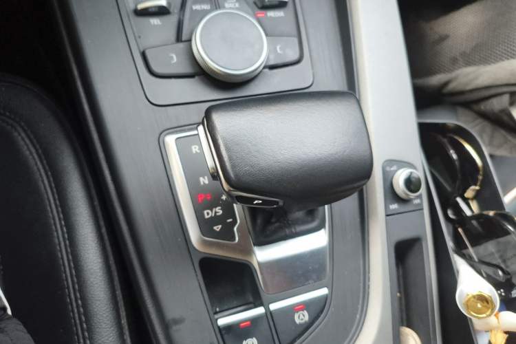 Used Audi A4L 2018 30th Anniversary Edition 40 TFSI Trendy Model Gear Lever