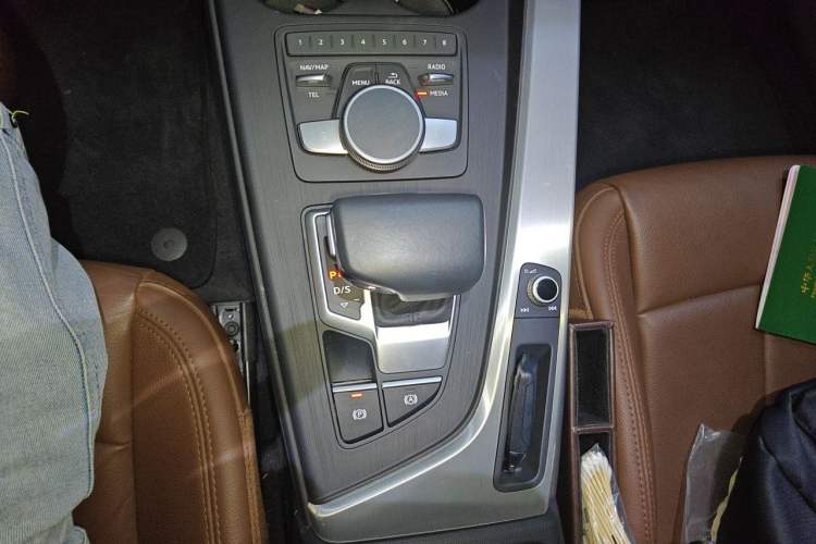 Used Audi A4L 2018 30th Anniversary Edition 40 TFSI Fashion Model Gear Lever