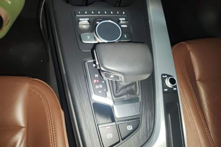 Used Audi A4L 2018 30th Anniversary Edition 40 TFSI Fashion Model Gear Lever
