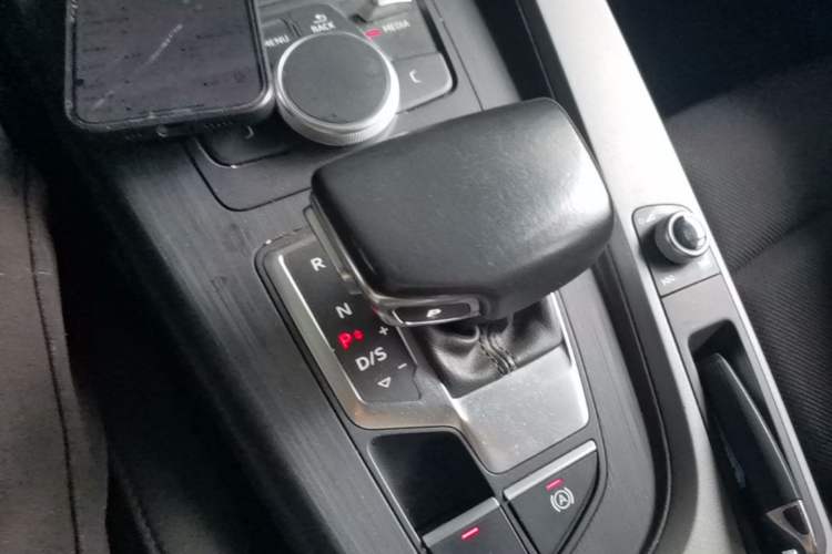 Used Audi A4L 2018 30th Anniversary Edition 40 TFSI Trendy Model Gear Lever