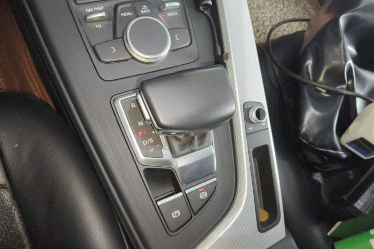 Used Audi A4L 2018 30th Anniversary Edition 40 TFSI Fashion Model Gear Lever