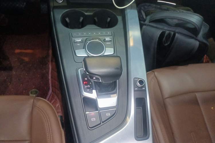 Used Audi A4L 2018 30th Anniversary Edition 40 TFSI Fashion Model Gear Lever