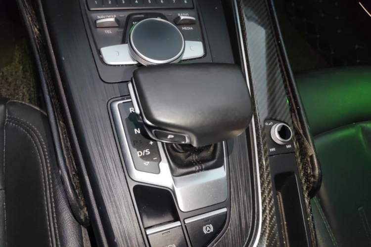 Used Audi A4L 2018 30th Anniversary Edition 40 TFSI Fashion Model Gear Lever